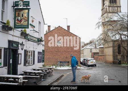 Oxford, Oxfordshire, Royaume-Uni. 12 avril 2021. Neige à Oxford. Le pays s'est réveillé à la neige dispersée, une surprise pour le temps d'avril. Stephen Charters prend son chien Roxie pour une promenade. Ils vérifient l'Old Booklicher Pub sur Canal St. pour voir si le service extérieur va redémarrer aujourd'hui alors que le pays émerge une étape de plus hors du verrouillage. Credit: Sidney Bruere/Alay Live News Banque D'Images