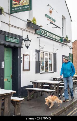 Oxford, Oxfordshire, Royaume-Uni. 12 avril 2021. Neige à Oxford. Le pays s'est réveillé à la neige dispersée, une surprise pour le temps d'avril. Stephen Charters prend son chien Roxie pour une promenade. Ils vérifient l'Old Booklicher Pub sur Canal St. pour voir si le service extérieur va redémarrer aujourd'hui alors que le pays émerge une étape de plus hors du verrouillage. Credit: Sidney Bruere/Alay Live News Banque D'Images