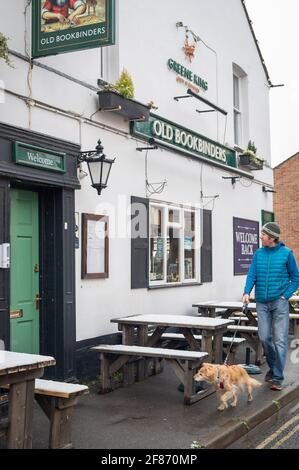 Oxford, Oxfordshire, Royaume-Uni. 12 avril 2021. Neige à Oxford. Le pays s'est réveillé à la neige dispersée, une surprise pour le temps d'avril. Stephen Charters prend son chien Roxie pour une promenade. Ils vérifient l'Old Booklicher Pub sur Canal St. pour voir si le service extérieur va redémarrer aujourd'hui alors que le pays émerge une étape de plus hors du verrouillage. Credit: Sidney Bruere/Alay Live News Banque D'Images