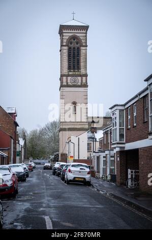 Oxford, Oxfordshire, Royaume-Uni. 12 avril 2021. Neige à Oxford. Le pays s'est réveillé à la neige dispersée, une surprise pour le temps d'avril. Stephen Charters prend son chien Roxie pour une promenade. Ils vérifient l'Old Booklicher Pub sur Canal St. pour voir si le service extérieur va redémarrer aujourd'hui alors que le pays émerge une étape de plus hors du verrouillage. Credit: Sidney Bruere/Alay Live News Banque D'Images