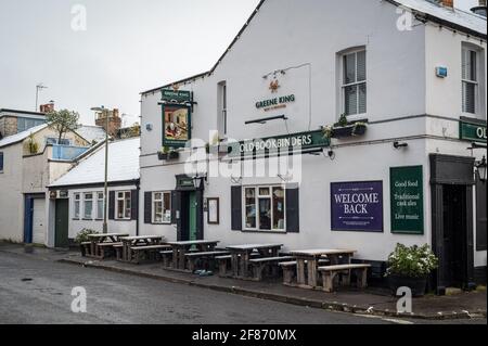 Oxford, Oxfordshire, Royaume-Uni. 12 avril 2021. Neige à Oxford. Le pays s'est réveillé à la neige dispersée, une surprise pour le temps d'avril. Stephen Charters prend son chien Roxie pour une promenade. Ils vérifient l'Old Booklicher Pub sur Canal St. pour voir si le service extérieur va redémarrer aujourd'hui alors que le pays émerge une étape de plus hors du verrouillage. Credit: Sidney Bruere/Alay Live News Banque D'Images