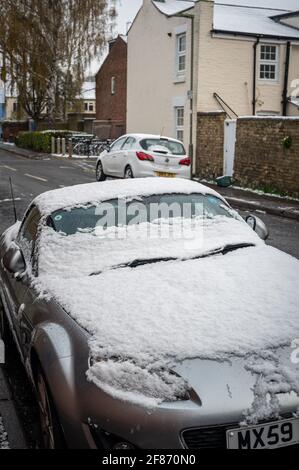 Oxford, Oxfordshire, Royaume-Uni. 12 avril 2021. Neige à Oxford. Le pays s'est réveillé à la neige dispersée, une surprise pour le temps d'avril. Stephen Charters prend son chien Roxie pour une promenade. Ils vérifient l'Old Booklicher Pub sur Canal St. pour voir si le service extérieur va redémarrer aujourd'hui alors que le pays émerge une étape de plus hors du verrouillage. Credit: Sidney Bruere/Alay Live News Banque D'Images