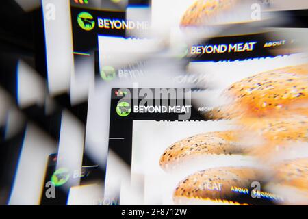 Milan, Italie - 10 AVRIL 2021 : logo Beyond Meat Inc sur écran d'ordinateur portable vu à travers un prisme optique. Image éditoriale d'illustration de Beyond Meat Inc Banque D'Images