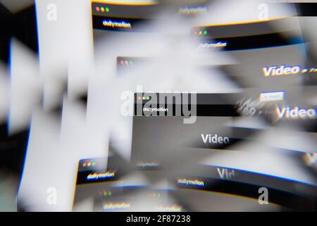 Milan, Italie - 10 AVRIL 2021 : logo Dailymotion sur écran d'ordinateur portable vu à travers un prisme optique. Image éditoriale d'illustration du site Web de Dailymotion. Banque D'Images