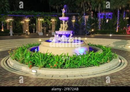 Belle ancienne fontaine d'époque avec éclairage la nuit sur la place de Pattaya, Thaïlande Banque D'Images