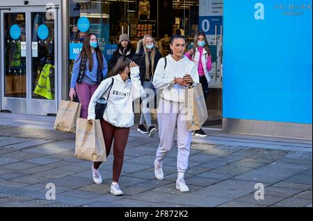 Newcastle upon Tyne, Royaume-Uni. 12 avril 2021. Les acheteurs quittent Primark avec leurs achats car les restrictions nationales de verrouillage sont plus faciles et les magasins sont autorisés à rouvrir à Newcastle upon Tyne, Angleterre le 4/12/2021. (Photo par IAM Burn/News Images/Sipa USA) crédit: SIPA USA/Alay Live News Banque D'Images