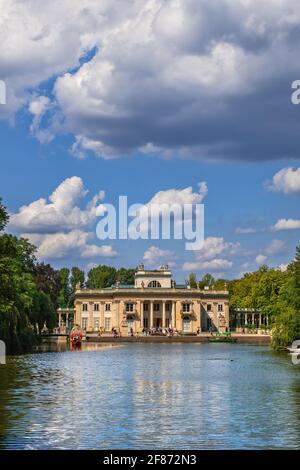 Palais sur l'île dans le parc royal Lazienki à Varsovie, Pologne. Banque D'Images