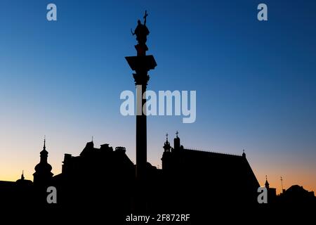 Ville de Varsovie en Pologne, silhouette de la vieille ville au crépuscule avec le roi Sigismund III Vasa colonne Banque D'Images