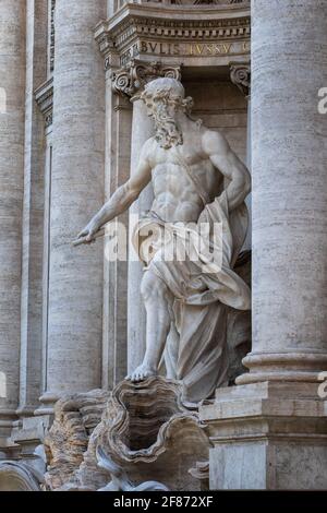 Statue de l'océan à la fontaine de Trevi à Rome, Italie, sculpture baroque du XVIIIe siècle par Pietro Bracci. Banque D'Images