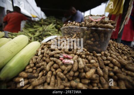 salvador, bahia / brésil - 17 juin 2019: Arachides en vente à Feira de Sao Joaquim dans la ville de salvador. *** Légende locale *** Banque D'Images