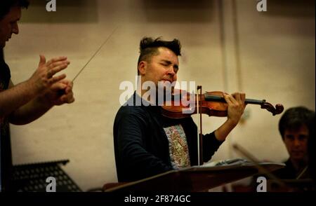 NIGEL KENNEDY DANS LA RÉPÉTITION NOVEMBRE 1999AT BELL STUDIOS DANS L'OUEST LONDRES Banque D'Images