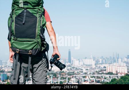 Photographe aventureux avec appareil photo d'extérieur Banque D'Images