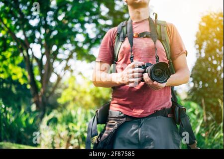 Photographe aventureux avec un appareil photo dans la jungle Banque D'Images