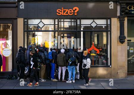 Newcastle, Royaume-Uni. 12 avril 2021. Les acheteurs enthousiastes retournent dans les rues de Newcastle-upon-Tyne alors que les magasins non essentiels rouvrent alors que le Royaume-Uni les soulage et se sort des restrictions de Covid-19. Crédit : Thomas Jackson/Alay Live News Banque D'Images