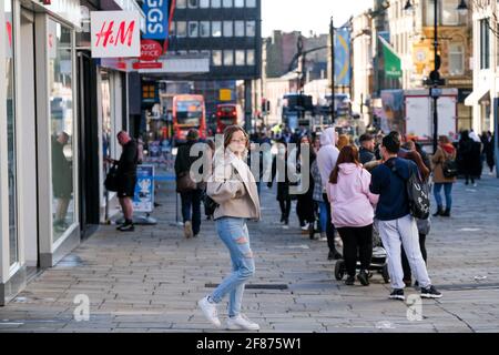 Newcastle, Royaume-Uni. 12 avril 2021. Les acheteurs enthousiastes retournent dans les rues de Newcastle-upon-Tyne alors que les magasins non essentiels rouvrent alors que le Royaume-Uni les soulage et se sort des restrictions de Covid-19. Crédit : Thomas Jackson/Alay Live News Banque D'Images