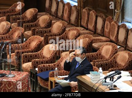 Tokyo, Japon. 12 avril 2021. Le Premier ministre japonais Yoshihide Suga écoute une question lors de la séance de vérification et de surveillance du comité de l'administration de la Chambre basse à la Diète nationale à Tokyo, le lundi 12 avril 2021. Credit: Yoshio Tsunoda/AFLO/Alay Live News Banque D'Images