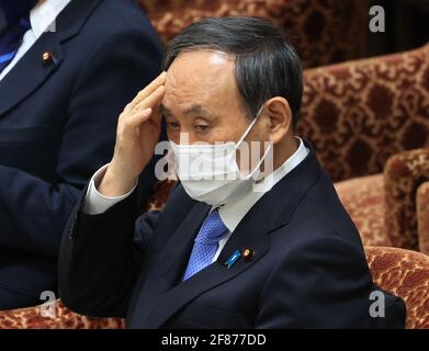 Tokyo, Japon. 12 avril 2021. Le Premier ministre japonais Yoshihide Suga écoute une question lors de la séance de vérification et de surveillance du comité de l'administration de la Chambre basse à la Diète nationale à Tokyo, le lundi 12 avril 2021. Credit: Yoshio Tsunoda/AFLO/Alay Live News Banque D'Images