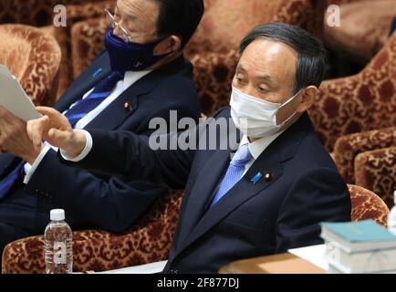 Tokyo, Japon. 12 avril 2021. Le Premier ministre japonais Yoshihide Suga réagit à un législateur de l'opposition lors de la vérification et de la supervision par la Chambre basse de la session du comité d'administration à la Diète nationale à Tokyo, le lundi 12 avril 2021. Credit: Yoshio Tsunoda/AFLO/Alay Live News Banque D'Images