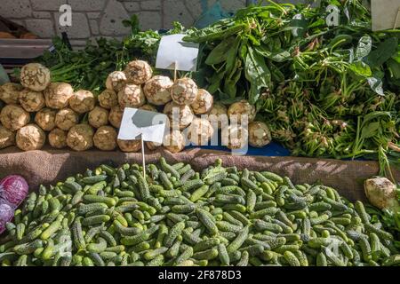 Variété de légumes frais sur le marché local en Turquie Banque D'Images