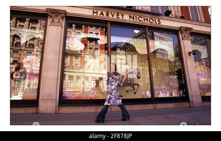 L'acheteur russe Alla Anferieva à Harvey Nichols dans l'ouest de Londonpic David Sandison 17/4/2005 Banque D'Images