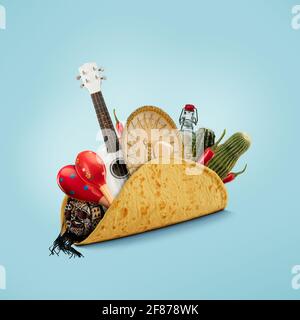 Tacos frais et savoureux remplis de Sombrero, Ukulele, Maracas, cactus, boisson sur fond bleu. Banque D'Images