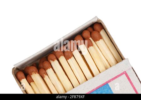 S'adapte aux têtes de soufre brunes dans une boîte en carton sur un fond blanc isolé. Banque D'Images