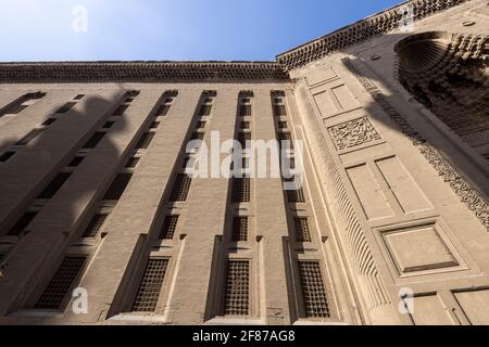 fenêtres et portail, complexe Sultan Hasan, le Caire Banque D'Images