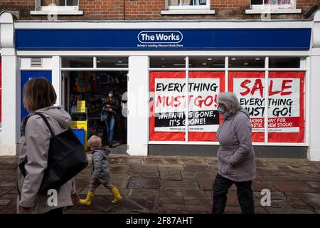 Chichester, Royaume-Uni. 12 avril 2021. Les acheteurs quittent la boutique Works avec une affiche de vente dans la fenêtre, car les commerces de détail non essentiels et d'autres entreprises rouvrent à mesure que les restrictions de verrouillage de l'Angleterre sont assouplies. Crédit : Paul Terry photo/Alamy Live News Banque D'Images