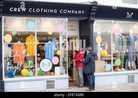 Chichester, Royaume-Uni. 12 avril 2021. Les acheteurs attendent à l'extérieur d'un magasin pour être admis dans la vente au détail non essentielle et d'autres entreprises rouvrent à mesure que les restrictions de verrouillage de l'Angleterre sont assouplies. Crédit : Paul Terry photo/Alamy Live News Banque D'Images