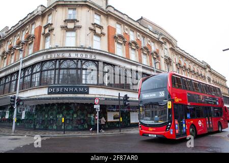 Londres, Royaume-Uni. 12 avril 2021. À mesure que les réstricions de confinement sont atténués en Angleterre, les acheteurs de Clapham Junction retournent dans les magasins, malgré les averses de neige et les basses températures. TK Maxx a ouvert ses portes à 8 heures du matin mais cette branche de Debenhams ne rouvrira jamais. Credit: Anna Watson/Alay Live News Banque D'Images