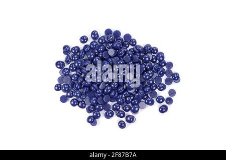 Granules violets de cire lavande isolés sur fond blanc. Grains de cire durs dépilatoires. Granules de cire de lavande. Lavande aromatherapy violet Banque D'Images