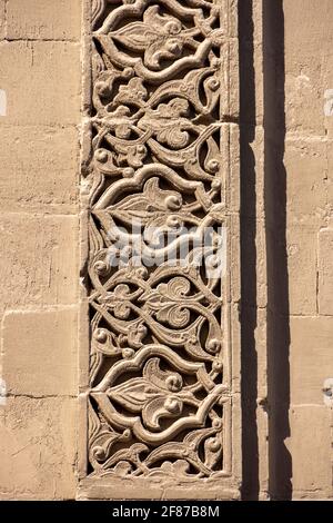 Détail de pierre taillée arabesque sur le portail d'entrée principal, complexe Sultan Hasan, le Caire Banque D'Images