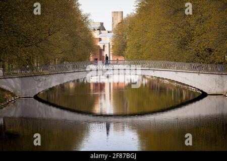 Pont sur le canal de Clarenbach dans le quartier Lindenthal, en arrière-plan l'église Christi Aufersteunung par l'architecte Gottfried Boehm, Cologn Banque D'Images