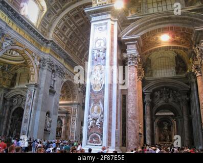 À l'intérieur de la belle église Saint-Pierre de Rome, en Italie. Banque D'Images