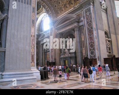 À l'intérieur de la belle église Saint-Pierre de Rome, en Italie. Banque D'Images