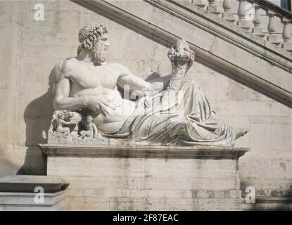 Une des belles statues sous les escaliers de la place Campidoglio à Rome, en Italie. Banque D'Images