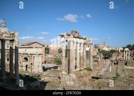 Le Forum romain est situé dans la petite vallée entre les collines du Palatin et du Capitole, à Rome, en Italie. Banque D'Images