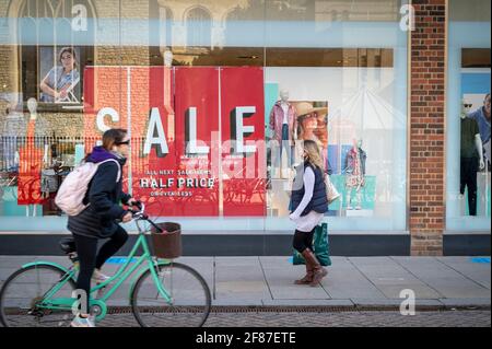 Cambridge, Royaume-Uni. 12 avril 2021. Les boutiques rouvrent à Cambridge dans le cadre de l'assouplissement britannique des restrictions de verrouillage de Covid 19. La feuille de route permet aujourd'hui l'ouverture de magasins non essentiels dans toute l'Angleterre. C'était un début de journée relativement calme, car les acheteurs retournaient dans les magasins de détail de High Street. Crédit : Julian Eales/Alay Live News Banque D'Images