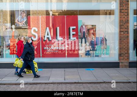 Cambridge, Royaume-Uni. 12 avril 2021. Les boutiques rouvrent à Cambridge dans le cadre de l'assouplissement britannique des restrictions de verrouillage de Covid 19. La feuille de route permet aujourd'hui l'ouverture de magasins non essentiels dans toute l'Angleterre. C'était un début de journée relativement calme, car les acheteurs retournaient dans les magasins de détail de High Street. Crédit : Julian Eales/Alay Live News Banque D'Images