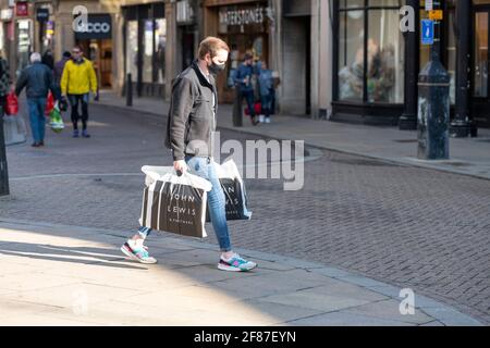 Cambridge, Royaume-Uni. 12 avril 2021. Les boutiques rouvrent à Cambridge dans le cadre de l'assouplissement britannique des restrictions de verrouillage de Covid 19. La feuille de route permet aujourd'hui l'ouverture de magasins non essentiels dans toute l'Angleterre. C'était un début de journée relativement calme, car les acheteurs retournaient dans les magasins de détail de High Street. Crédit : Julian Eales/Alay Live News Banque D'Images