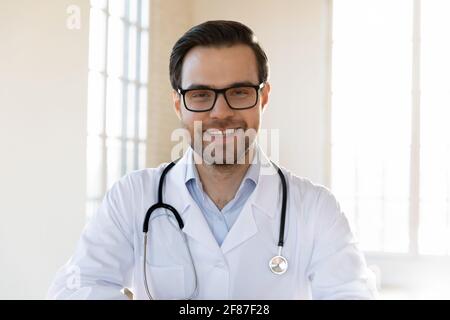 Portrait d'un médecin souriant en uniforme blanc Banque D'Images