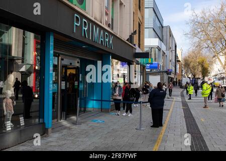 Cardiff, pays de Galles, Royaume-Uni. 12 avril 2021. Les clients font la queue devant un magasin Primark dans le centre-ville de Cardiff, car les magasins non essentiels sont de nouveau ouverts et les restrictions relatives au blocage des coronavirus continuent de se relâcher au pays de Galles et au Royaume-Uni. Crédit : Mark Hawkins/Alay Live News Banque D'Images