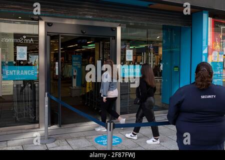 Cardiff, pays de Galles, Royaume-Uni. 12 avril 2021. Les clients entrent dans un magasin Primark dans le centre-ville de Cardiff, car les magasins non essentiels rouvrent et les restrictions relatives au confinement des coronavirus continuent de se relâcher au pays de Galles et au Royaume-Uni. Crédit : Mark Hawkins/Alay Live News Banque D'Images