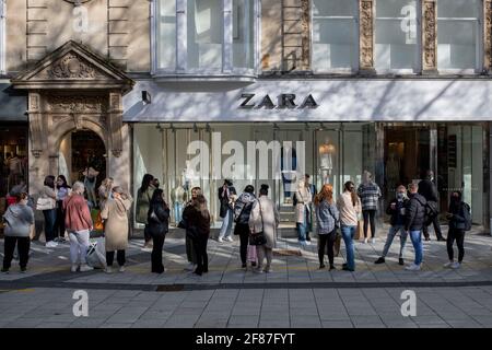 Cardiff, pays de Galles, Royaume-Uni. 12 avril 2021. Les clients font la queue devant un magasin Zara situé dans le centre-ville de Cardiff, les magasins non essentiels étant rouverts et les restrictions relatives au blocage des coronavirus continuent de se relâcher au pays de Galles et au Royaume-Uni. Crédit : Mark Hawkins/Alay Live News Banque D'Images