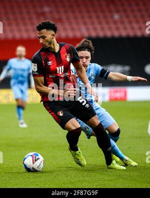 Lloyd Kelly de l'AFC Bournemouth (à gauche) et Callum O'Hare de Coventry City se battent pour le ballon lors du match du championnat Sky Bet au stade Vitality, à Bournemouth. Date de la photo: Samedi 10 avril 2021. Banque D'Images