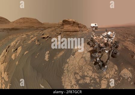 MONT MERCOU, mars - 16 mars 2021 - la curiosité de la NASA Mars rover a utilisé deux caméras différentes pour créer ce selfie devant le Mont Mercou, un outc rock Banque D'Images