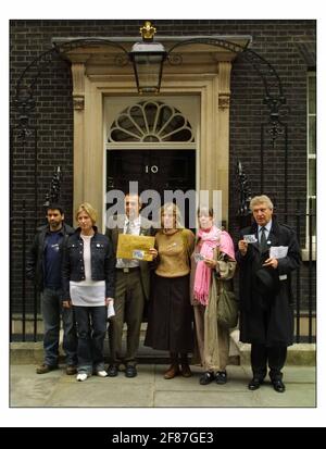 Aujourd'hui, un groupe d'acteurs, d'écrivains et d'artistes éminents a remis à Downing Street.LtoR une lettre, signée par plus de 100 membres de la communauté créative, contre la guerre des poss contre l'Irak Pandit G, Suzannah Harker, Jeremy Chère, Jemma Redgrave, Frances de la Tour et Malcolm Tierney. pic David Sandison 18/9/2002 Banque D'Images