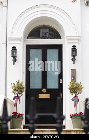 Kensington, Londres, Angleterre, Royaume-Uni - Mars 05 2021: Arbre en fleurs au 45 Argyll Rd (W8 7DA) - usage éditorial seulement Banque D'Images