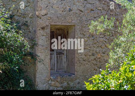 Fenêtre en bois faite à la main dans une ancienne maison de moulin vide La campagne espagnole Banque D'Images