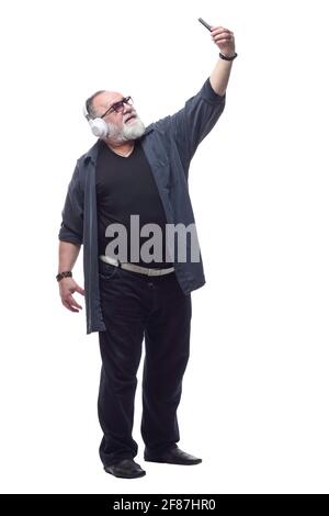 homme barbu dans un casque prenant un selfie . Banque D'Images